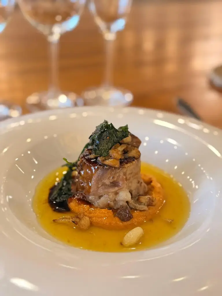 Manitas de cerdo con salteado de setas shimeji y jugo de yuzu New