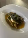 Rodaballo braseado con setas Shimeji, menier de carabineros y alcaparras New