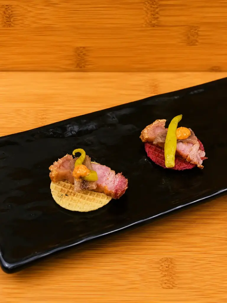 Tartar de gilda y torreznos con mahonesa de pimentón de la Vera