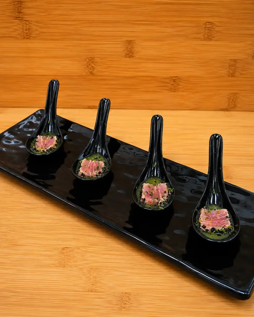 Tiradito de atun bluefin con tamarindo y leche de tigre.