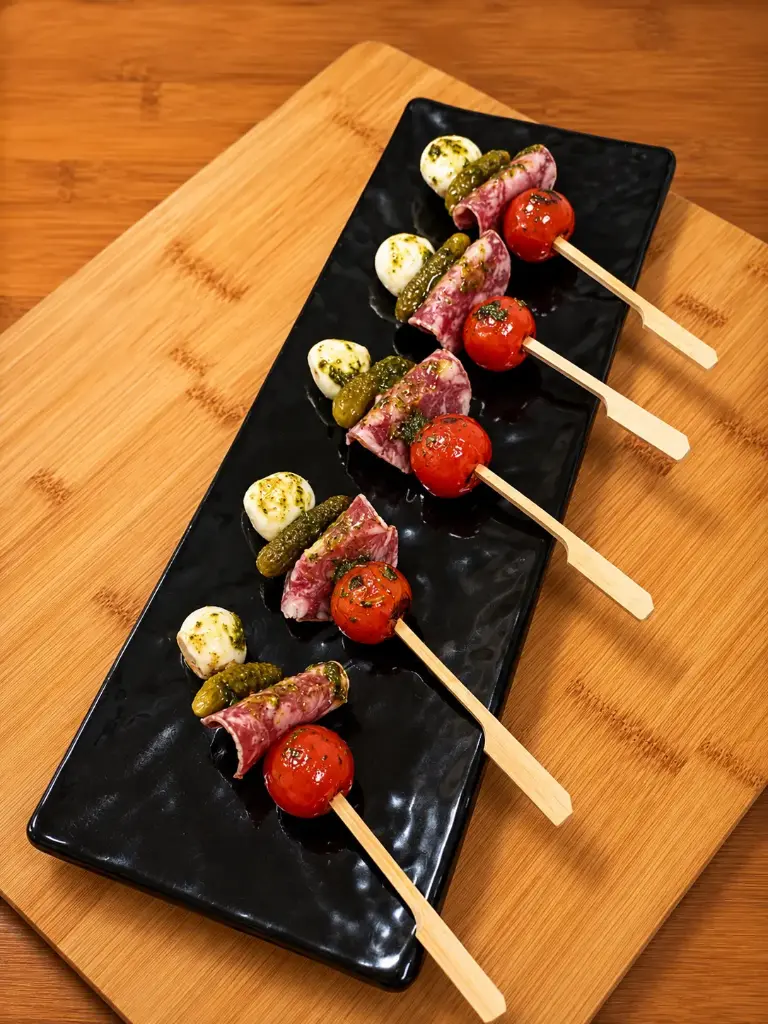 Brochetita de cherry confitado, salchichon iberico y mozzarella.