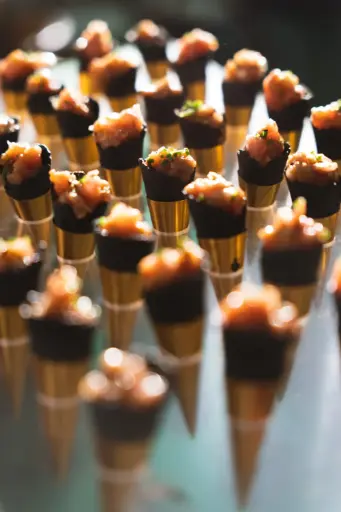 [Cat] Atún picante sobre cucurucho de sésamo negro (r) XS