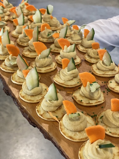 [Cat] Blini de hummus y sus crudites (r) XS