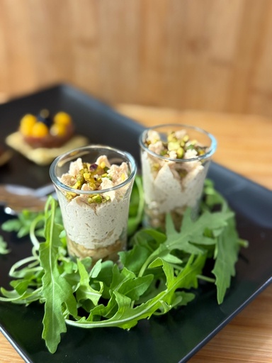 [Cat] Chupito de mousse de foie, compota de manzana, canela y crujiente de pistachos XS