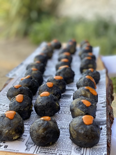 [Cat] Buñuelo negro de bacalao en tempura con mayonesa de siracha (r) XS