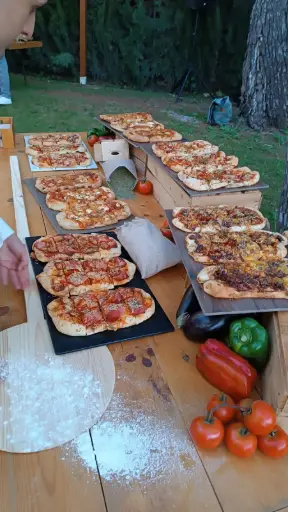 [Cat] Corner pizzas (r)