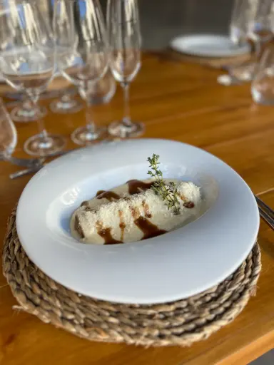 [Cat] Canelon de meloso rabo de toro con polvo de parmesano y bechamel de foie