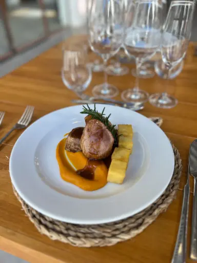 [Cat] Solomillo de cerdo duroc con dados de patata confitada al romero y cremoso de zanahoria asada