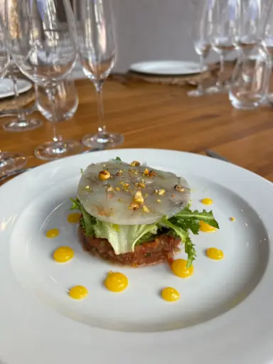 [Cat] Ensalada de carpaccio de langostinos con tartar de tomates y encurtidos con gel de mango y crujiente de kikos