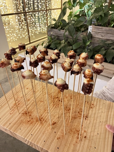 [Cat] Brocheta de pulpo braseado con parmentier de patata y pimenton de la vera (r) XS