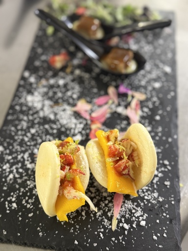 [Cat] Bao de cangrejo real y mango con Sriracha y lima XS