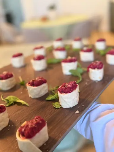 [Cat] Wrap de remolacha, aguacate, pepino encurtido y polvo de avellana XS