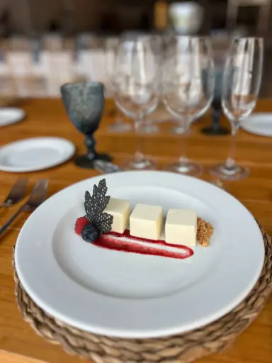 [Cat] Panacotta de chocolate blanco, frutos rojos y confitura casera de cereza