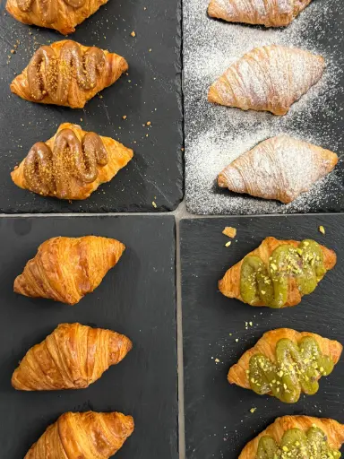 [Cat] Croissant (Classic, Glacé, Lotus y Pistacho) XS