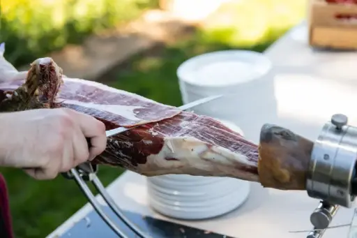 [Cat] Corte de Jamón 50% Ibérico de bellota “etiqueta roja” por Maestro cortador