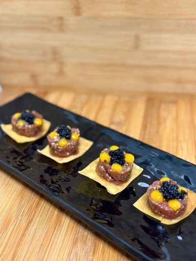 [Cat] Steaktartar con yema curada y perlas de mar