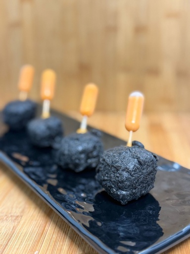 [Cat] Buñuelo negro de bacalao en tempura con salmorejo New