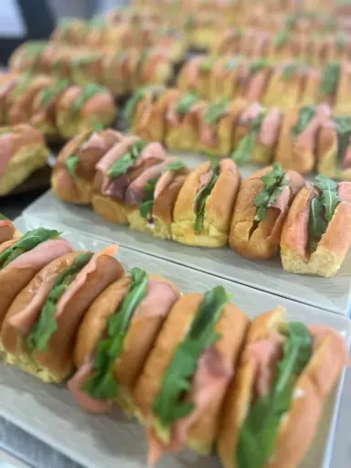 [Cat] Brioche de salmon con aguacate, queso crema y rucula