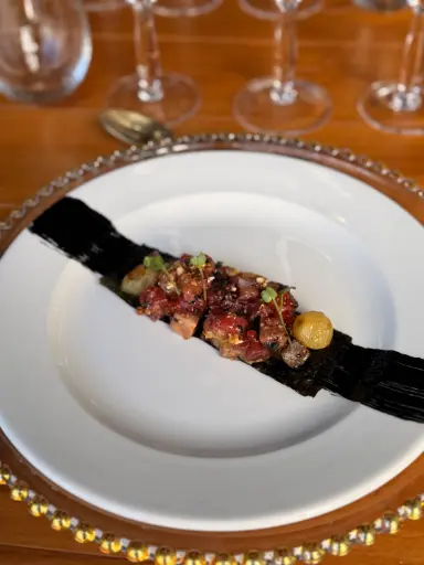 [Cat] Nigiri de tartar de atun marinado, sesamo dorado y uva asada New