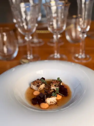 [Cat] Tofu braseado, cremoso de boniato y remolacha en su jugo de verduras New