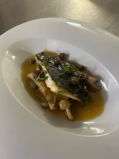 [Cat] Rodaballo braseado con setas Shimeji, menier de carabineros y alcaparras New