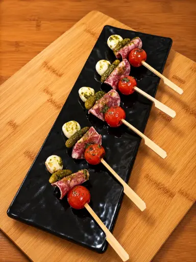 [Cat] Brochetita de cherry confitado, salchichon iberico y mozzarella.